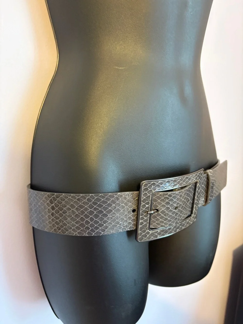 Banana Republic Genuine Leather Gray Snakeskin Reptile Look Belt size S
